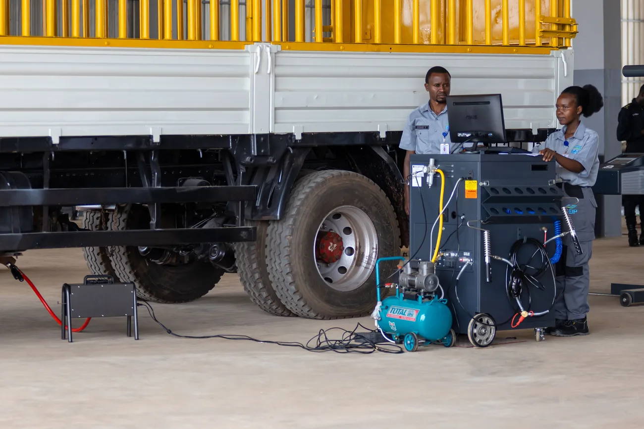 Heavy-vehicle inspection at the analyzer console