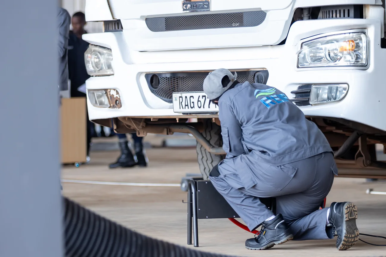 Underbody mechanical check on a heavy vehicle