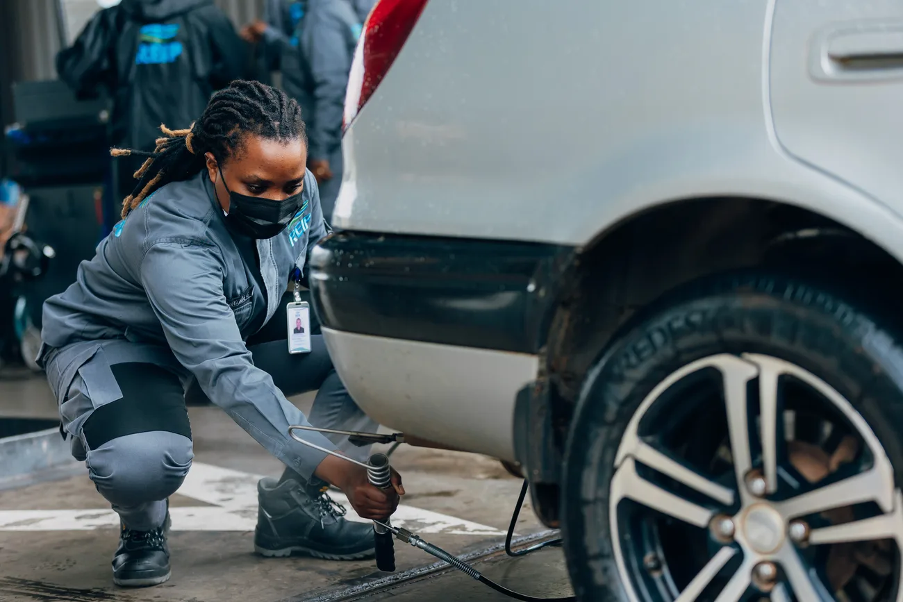 Emission probe at a vehicle tailpipe