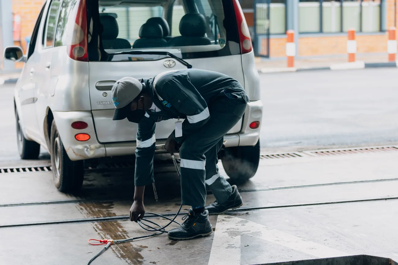 Emission probe in a vehicle exhaust